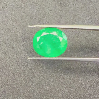 Natural Emerald (Panna) Gemstone – Oval Shape (8.35 Carat | 9.10 Ratti | 14.1 × 11.7 × 7.8 mm)