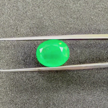 Natural Emerald (Panna) Gemstone – Oval Shape (7.05 Carat | 7.68 Ratti | 13 × 10.6 × 7.8 mm)