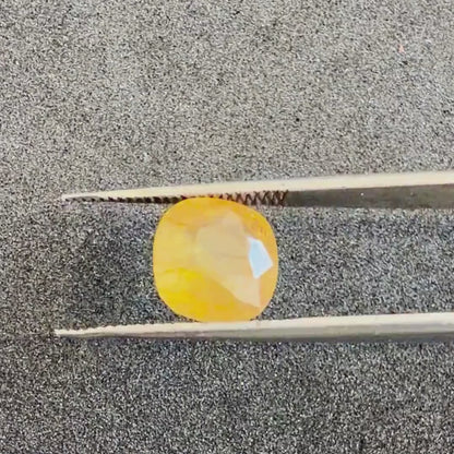 Natural Yellow Sapphire (Pukhraj) Gemstone – Oval Shape (4.50 Carat | 4.90 Ratti | 11.2 × 8.9 × 5 mm)