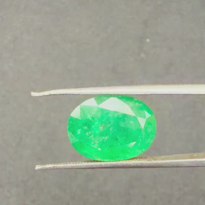 Natural Emerald (Panna) Gemstone – Oval Shape (7.05 Carat | 7.68 Ratti | 13.6 × 10.7 × 6.9 mm)