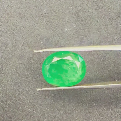 Natural Emerald (Panna) Gemstone – Oval Shape (9.10 Carat | 9.91 Ratti | 14.5 × 11.4 × 7.4 mm)