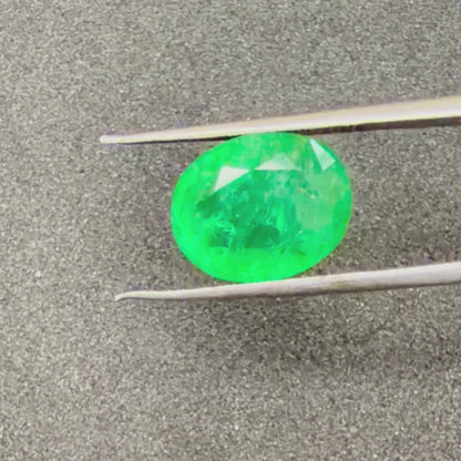 Natural Emerald (Panna) Gemstone – Oval Shape (7.70 Carat | 8.39 Ratti | 14.5 × 10.7 × 7.9 mm)
